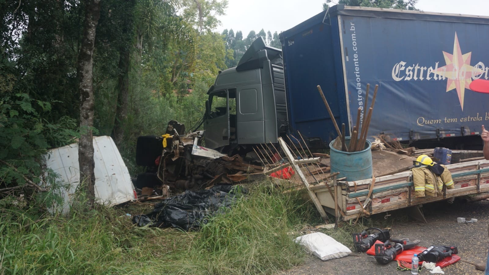 Quatro pessoas morrem em grave acidente entre três caminhões na BR-476, no Paraná