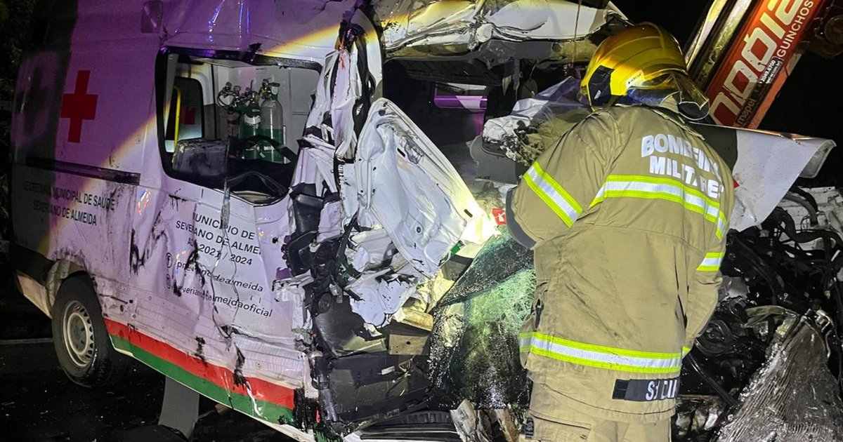 Técnico de enfermagem morre em acidente entre ambulância e carreta na BR-153, em Três Arroios