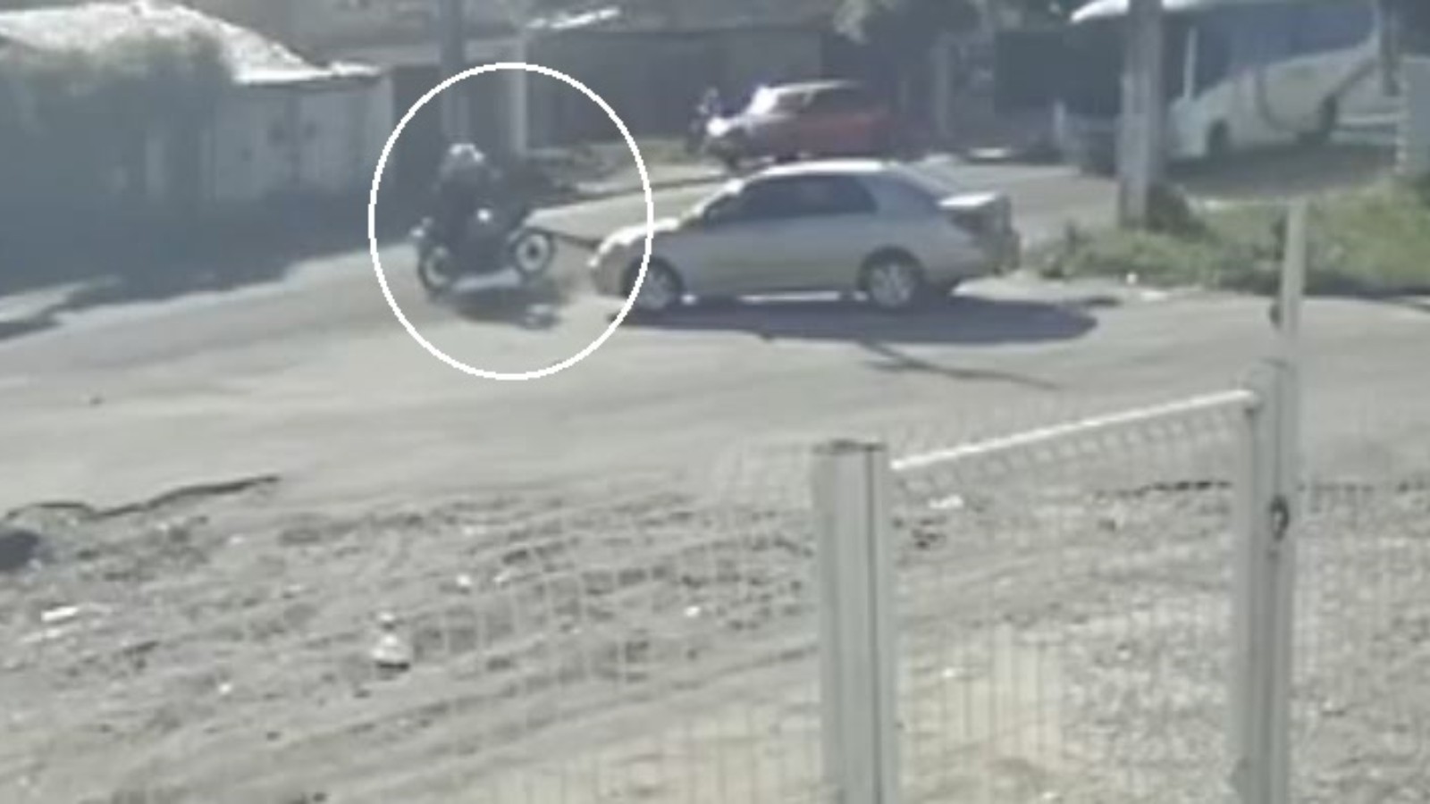 Três pessoas ficam gravemente feridas em acidente com quatro veículos na Grande Fortaleza; vídeo