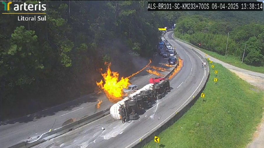 Carreta Derrapa, explode e Fecha Rodovia; Assista