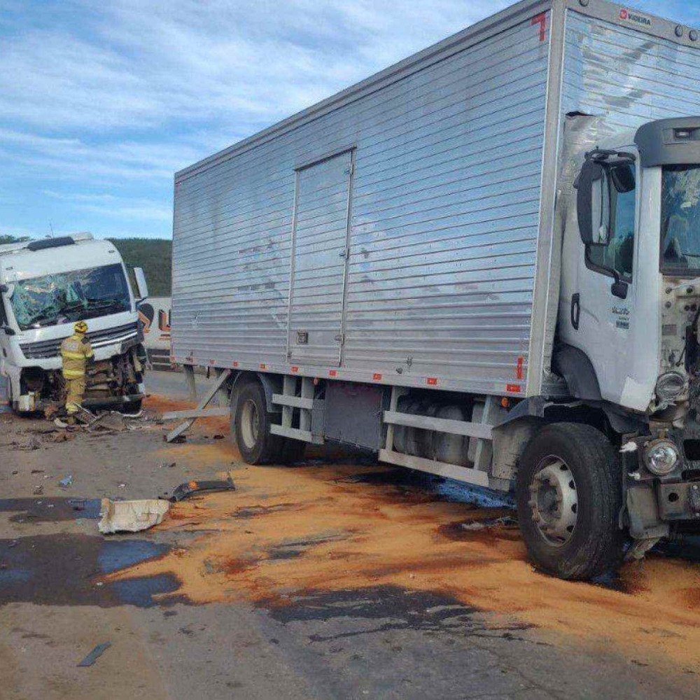acidente com três caminhões deixa motorista morto