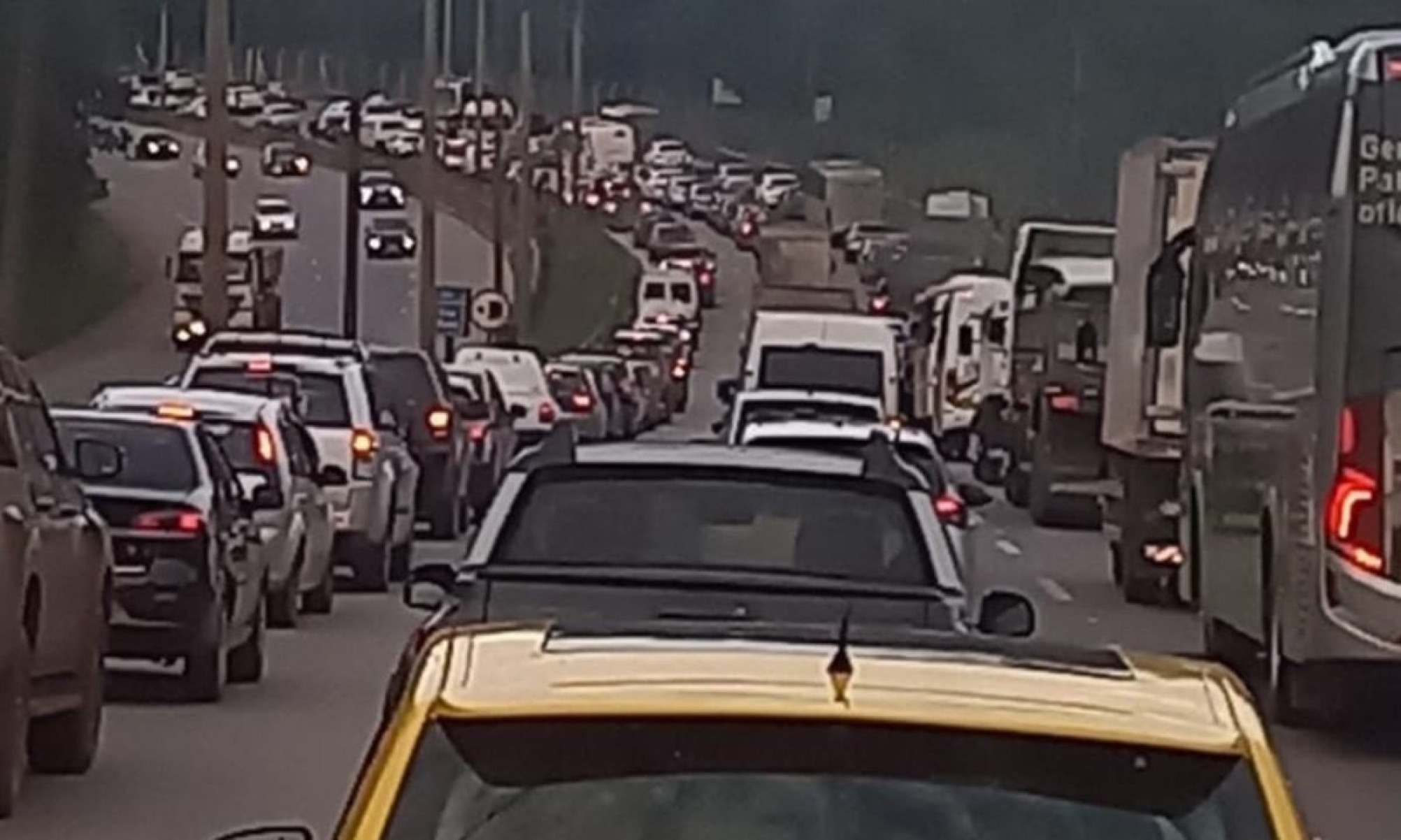 Motoristas enfrentam trânsito nas proximidades do acidente, na manhã desta terça-feira (29)