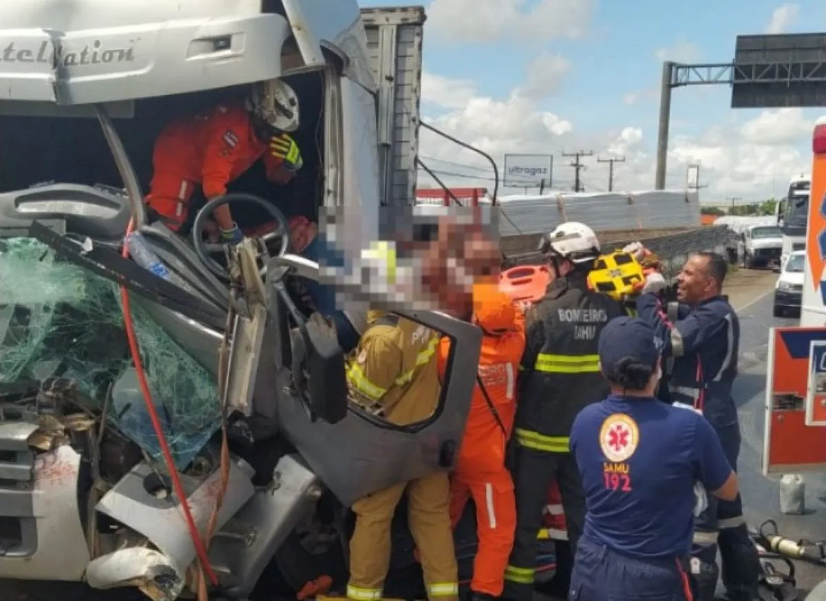 acidente entre duas carretas deixa uma pessoa ferida