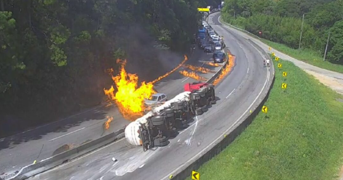 caminhão-tanque explode em acidente e incendeia 25 veículos na BR-101