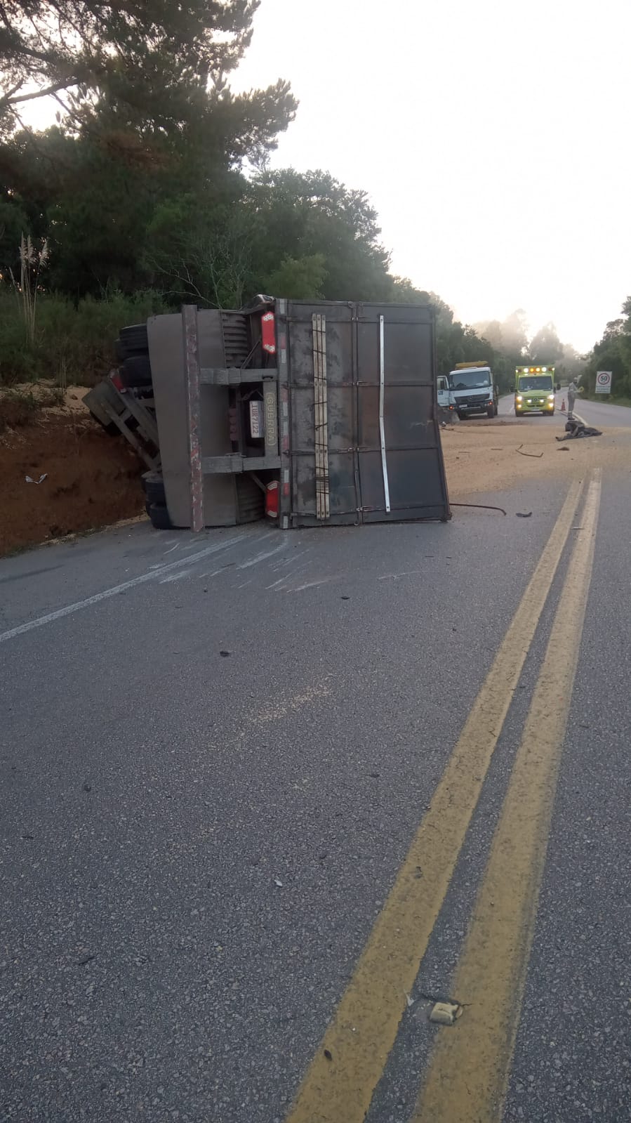 Acidente com caminhão na Cascata deixa trânsito lento na BR-392