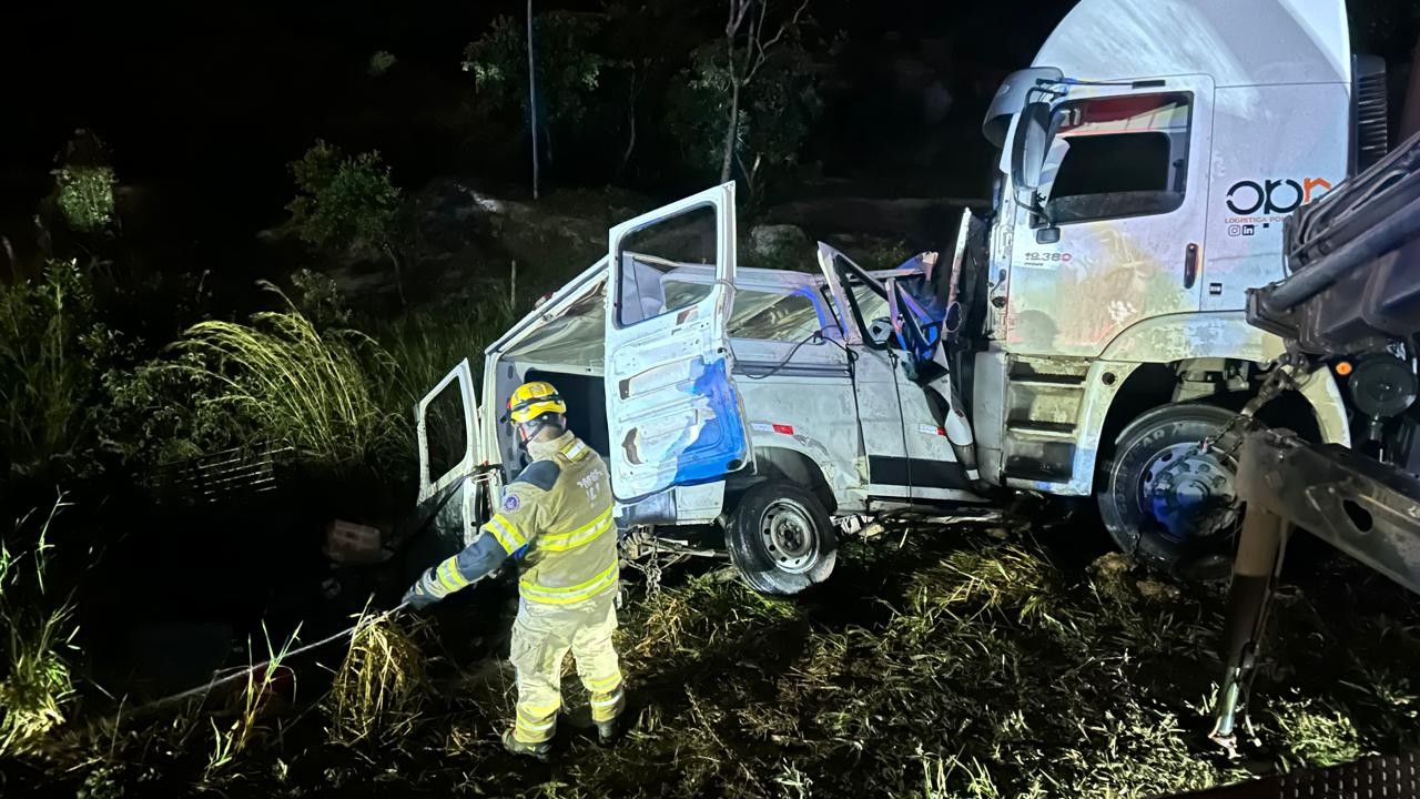 Acidente com van e caminhão deixa 9 mortos na BR-251, em MG: o que se sabe e o que ...