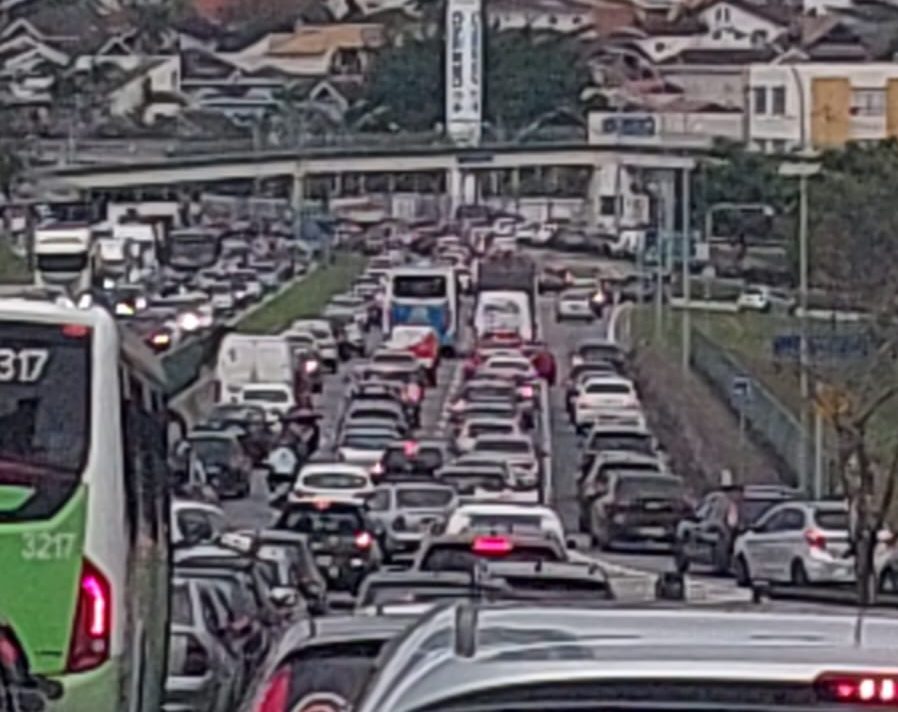 Acidente em frente ao Carrefour trava trânsito no Anel Viário em São José