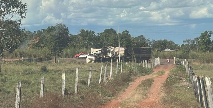 Acidente entre duas carretas na BR-158