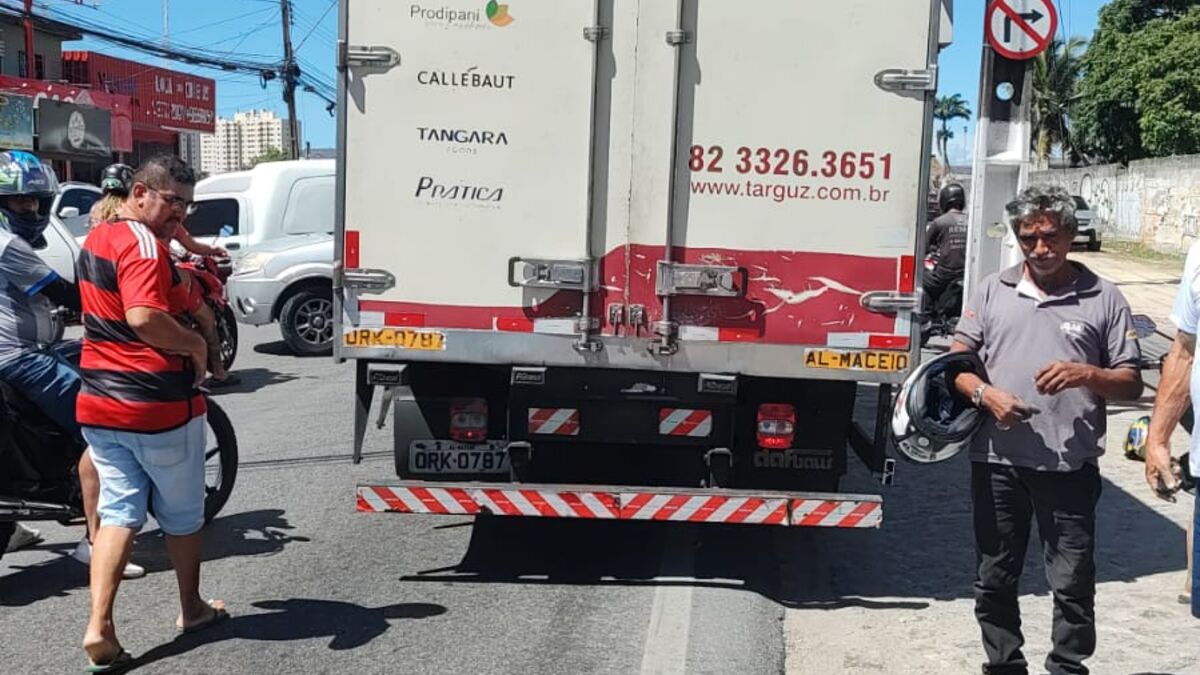 Acidente entre moto e caminhão deixa motociclista e passageira mortos na Av. Menino Marcelo