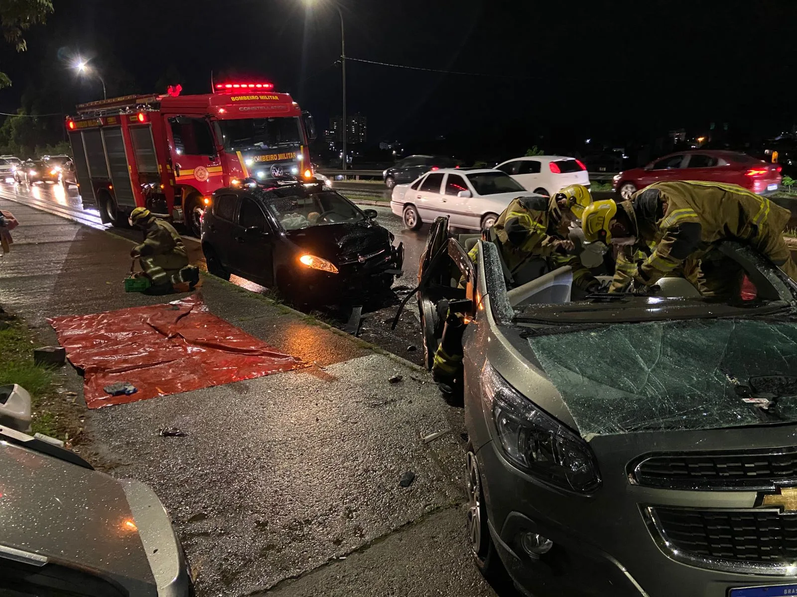 Acidente entre três veículos deixa pessoas presas em ferragens