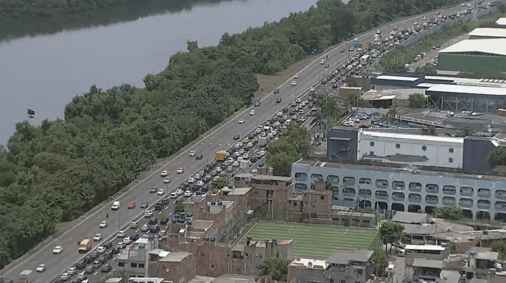 Acidente envolvendo 8 veículos interdita Linha Vermelha