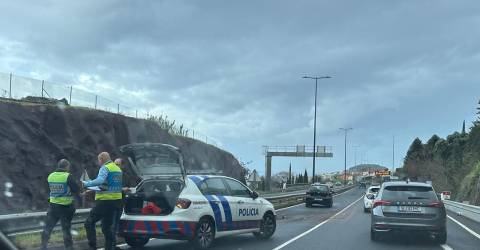 Acidente na via rápida junto ao nó da Pena causa elevados danos em viatura
