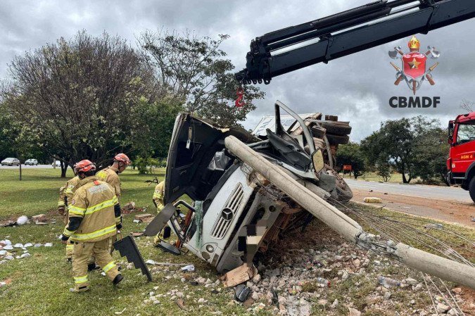 Levando cinco viaturas, uma aeronave e um guincho, os bombeiros encontraram um caminhão de cor branca capotado no canteiro central - (crédito: Divulgação/CBMDF)