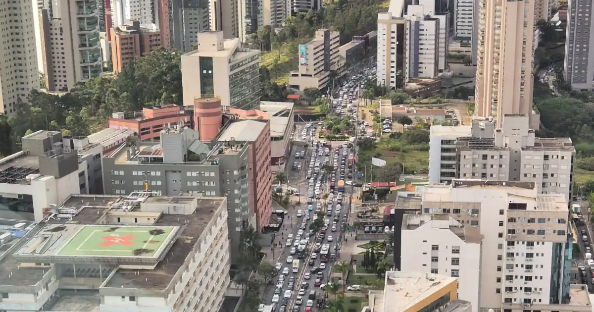 Caminhão com defeito e acidente travam o trânsito na região entre BH e Nova Lima