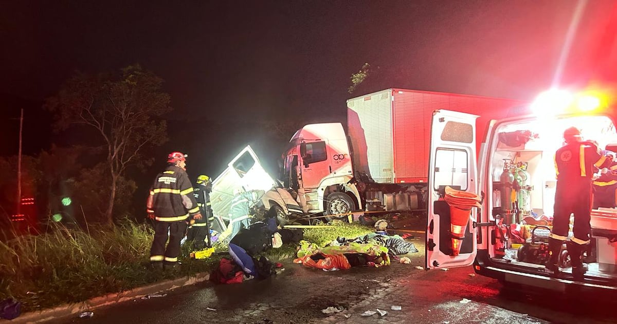 Carreta teria perdido o controle antes de atingir van em acidente que matou nove em MG – Noticias R7