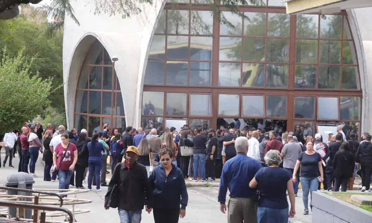 Família morta em acidente no Rodoanel é sepultada sob forte comoção em Santo André - 12/05/2025