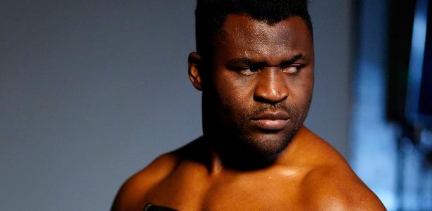 Francis Ngannou assina contrato com a PFL
