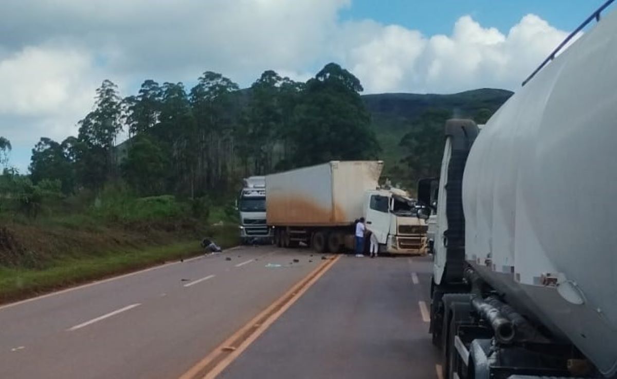 Grave acidente interdita BR-040, nos dois sentidos, em Nova Lima