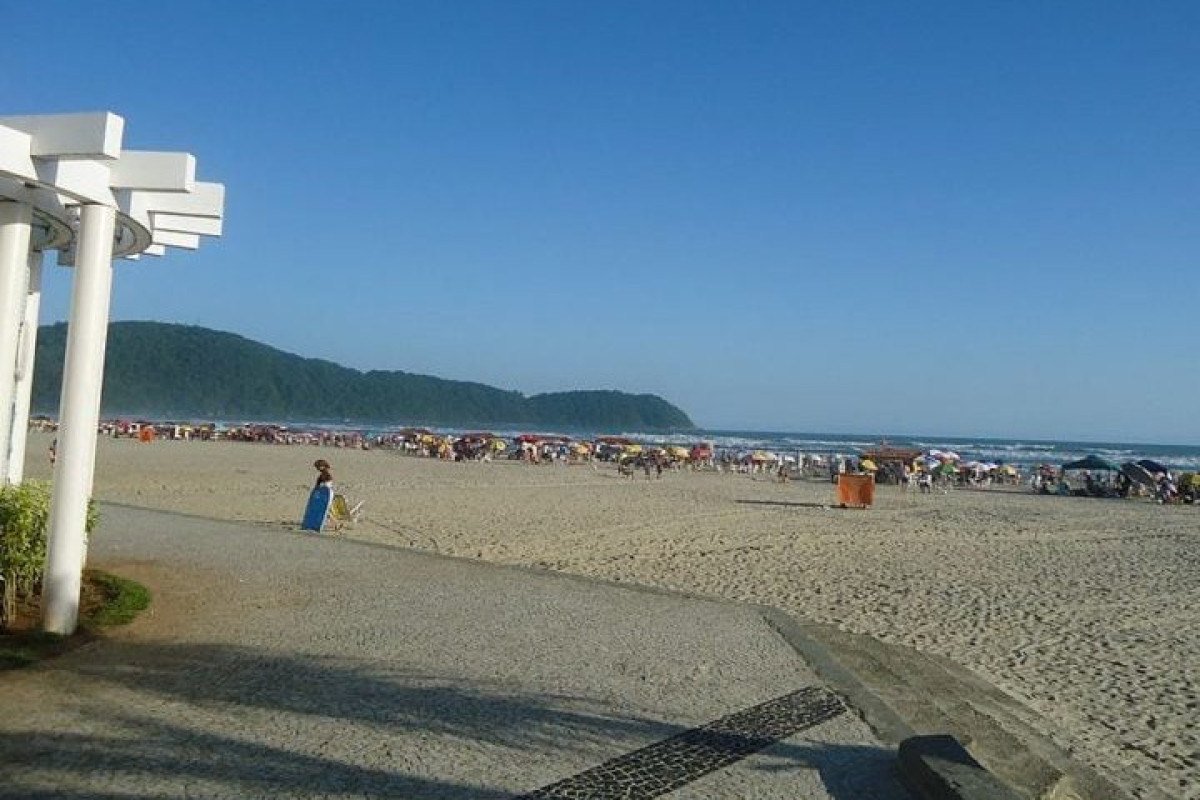 Havaianas refresca banhistas com 'chuveirão' de chinelo gigante