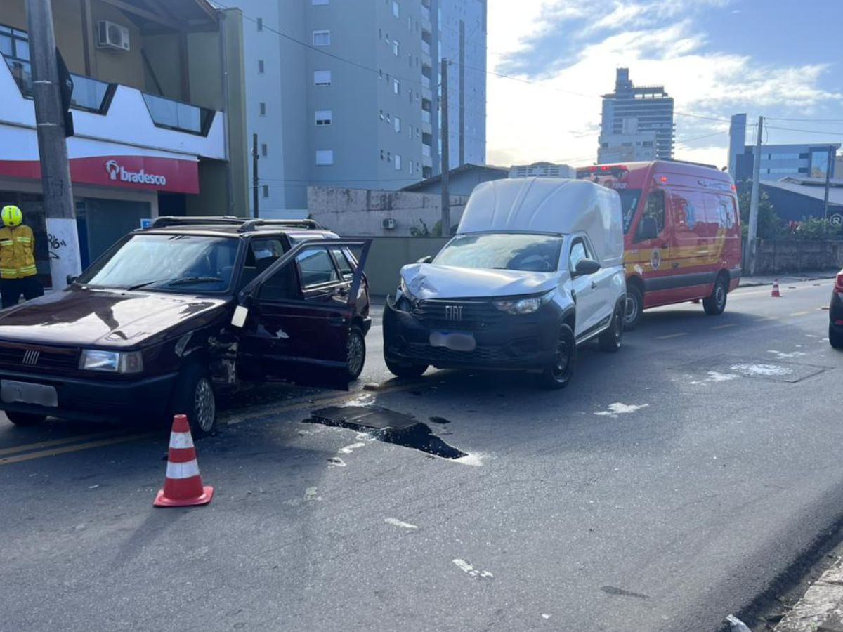 Idoso fica ferido em acidente entre dois carros em Blumenau - Alexandre José