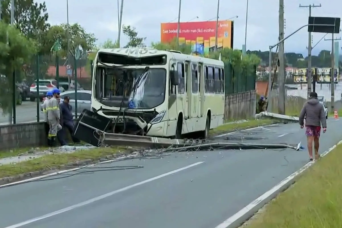 Linha Verde tem grave acidente de ônibus com pista bloqueada