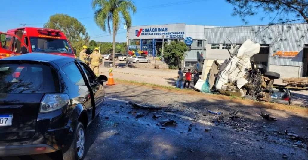 A colisão frontal envolveu um Ford Ka e um utilitário Hyundai HR.