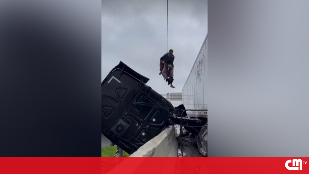 Motorista sofre acidente e fica com a cabine do camião pendurada em ponte nos EUA - Vídeos