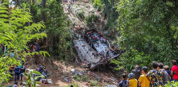 Ônibus que caiu de precipício no Sri Lanka estava cheio, segundo autoridades locais