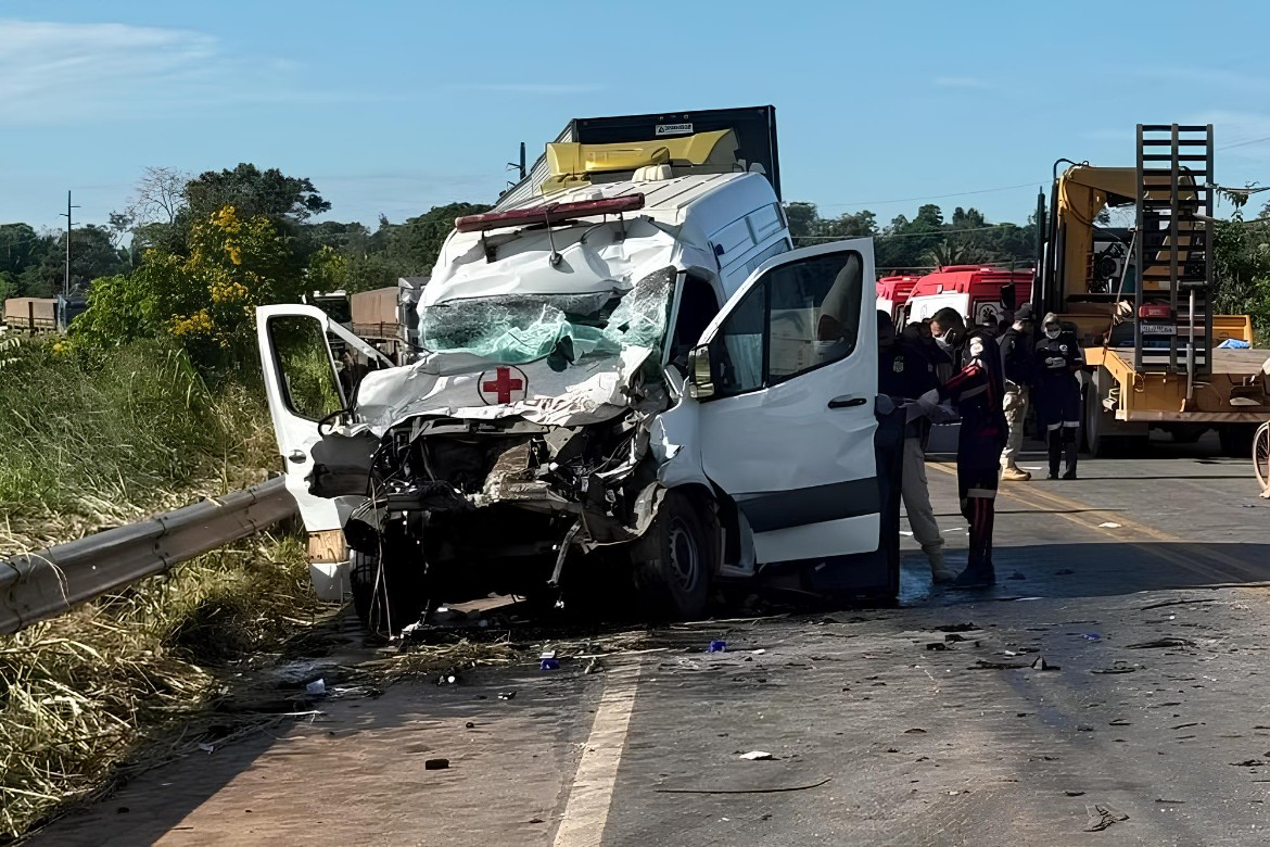 Paciente e técnica de enfermagem morrem em outro acidente envolvendo ambulância na BR-364 - Polícia