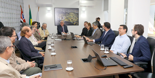 TotalEnergies discute parcerias com a Universidade em projetos de transição energética e descarbonização