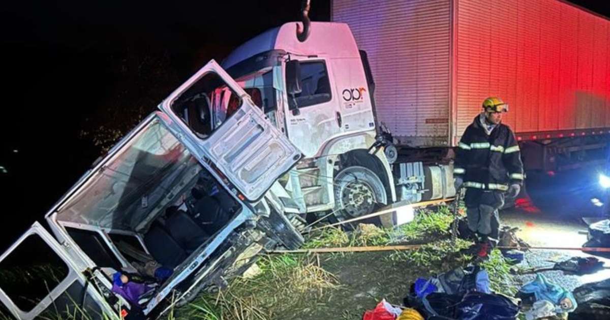 Tragédia! Nove pessoas morrem em grave acidente entre carreta e micro-ônibus