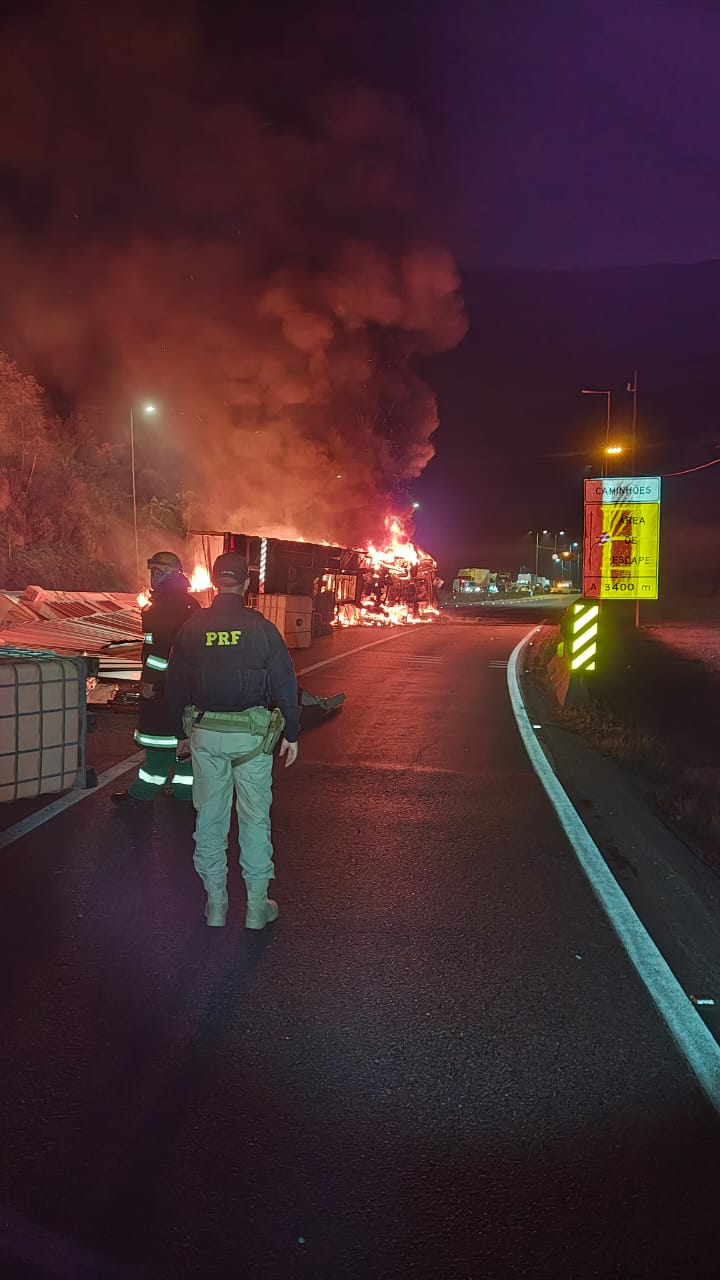 Acidente com caminhão interdita totalmente a BR-376, em Guaratuba