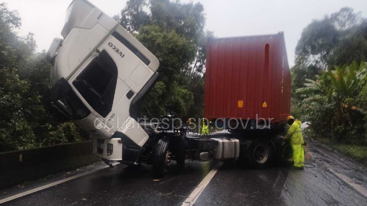 Acidente com carreta trava Anchieta e provoca engarrafamento gigante