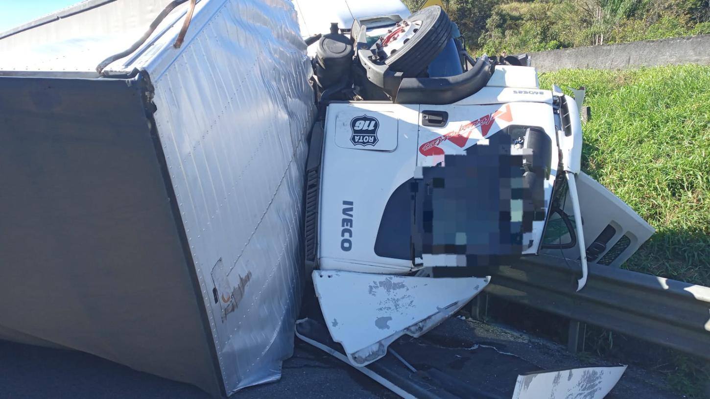 Acidente com dois veículos causa interdição na Régis Bittencourt, em Campina Grande do Sul/PR