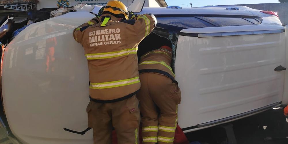 Acidente com tombamento deixa duas pessoas presas às ferragens em Uberaba