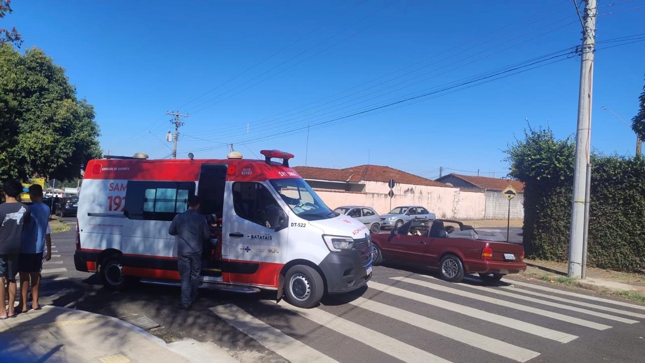 Acidente entre motos deixa ferido no entorno do bosque municipal