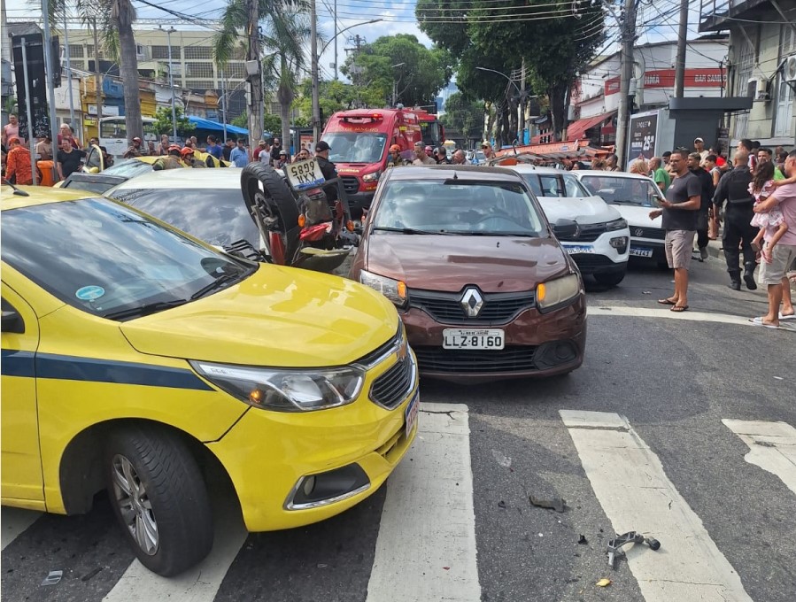 Acidente entre sete veículos e uma moto acontece na Cidade Nova - Portal Grande Tijuca