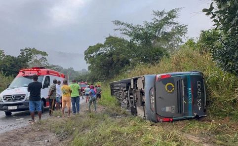 Acidente envolvendo ônibus da Cidade Sol no sul da Bahia deixa mortos e feridos neste sábado (21)
