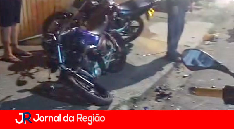Acidente frontal entre duas motos deixa dois jovens em estado grave