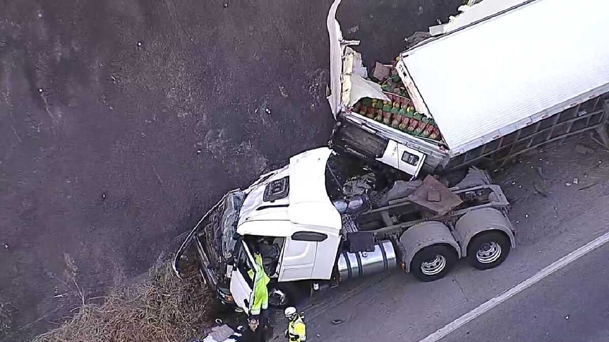 Acidente grave entre carreta e caminhão bloqueia parte da Fernão Dias