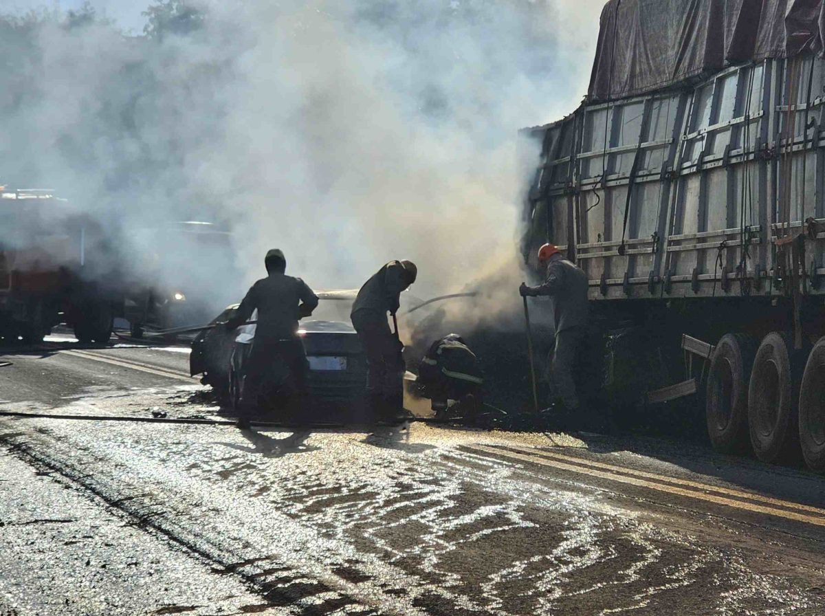 Acidente grave entre carreta e carros tem fogo e morte na BR-262
