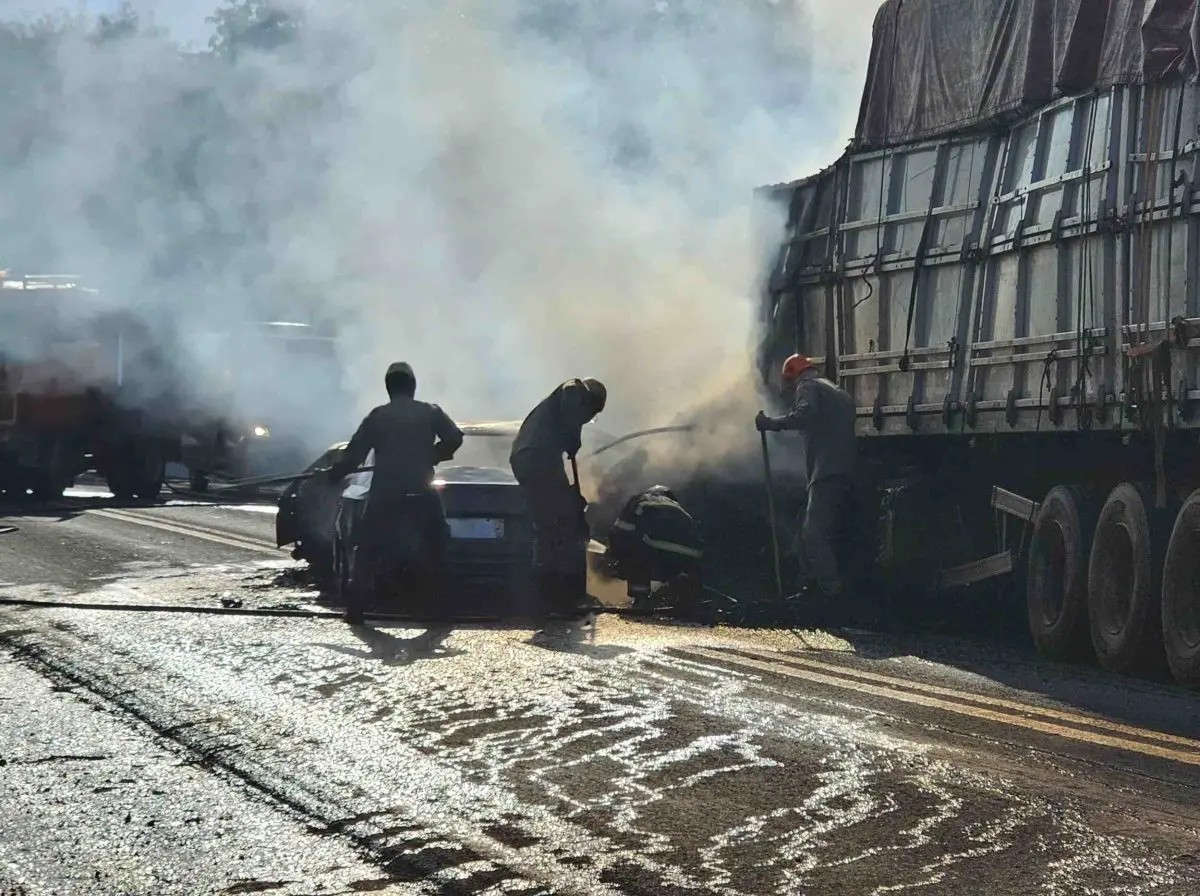 Acidente grave entre dois carros e carreta de carvão deixa mortos e causa incêndio na BR-262 | Mato Grosso do Sul