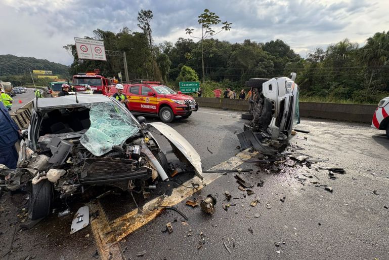Acidente na BR-101 deixa um morto e quatro feridos em Araquari