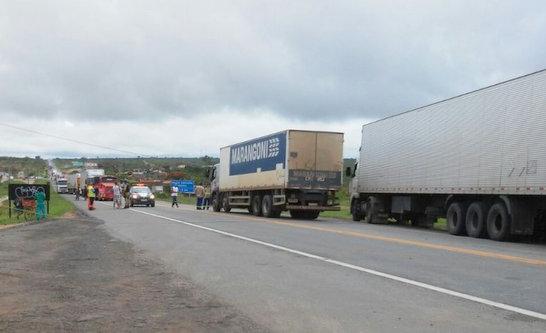 BR-116: acidente com caminhão deixa 2 mortos e 1 ferido em Poções/BA