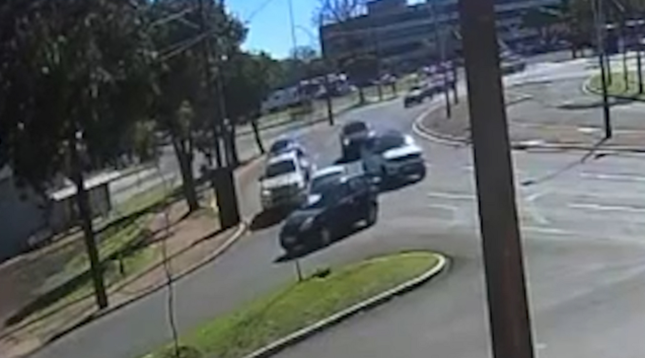 Câmera registra acidente entre dois carros na Praça da Bíblia