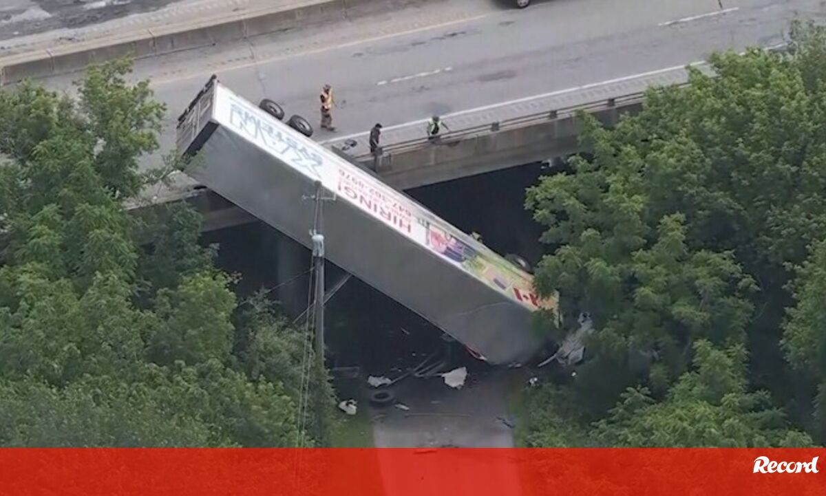 Camião fica pendurando em ponte nos EUA após acidente - Vídeos - Jornal Record