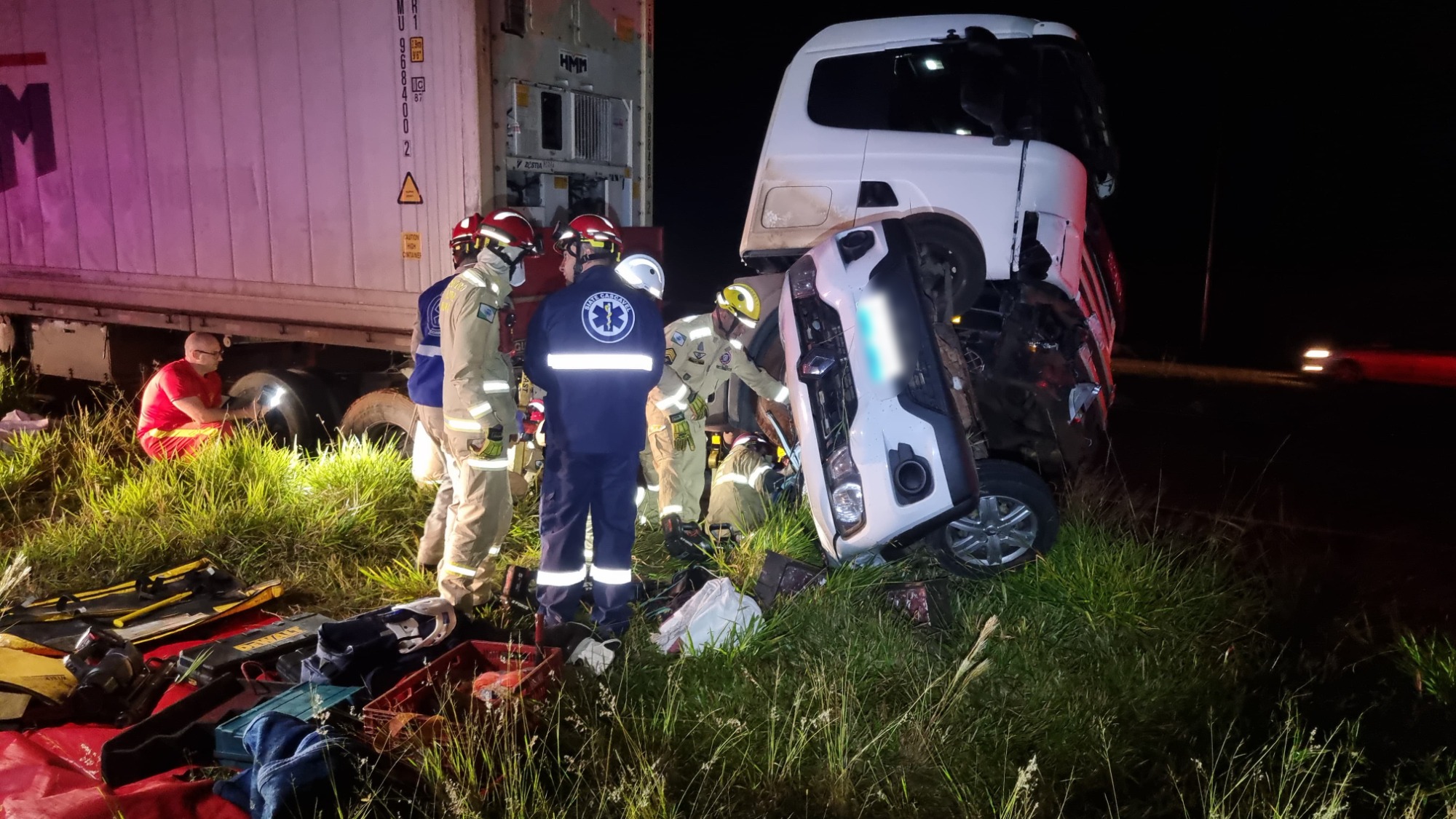 Caminhão e Kwid se envolvem em grave acidente na BR-163, em Cascavel | CGN