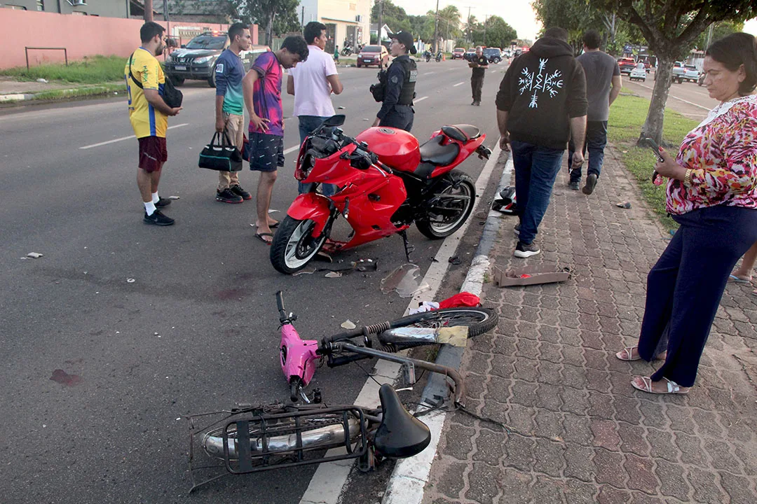 Veículos envolvidos no acidente (Foto: Wenderson Cabral/FolhaBV)