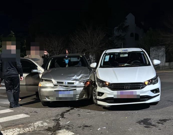 Dois carros se envolvem em acidente em Santa Cruz