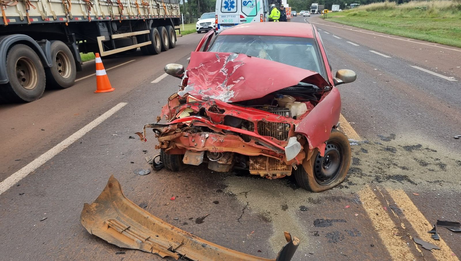 Forte batida entre Gol e caminhão é registrada na BR-277 e mulher fica ferida | CGN